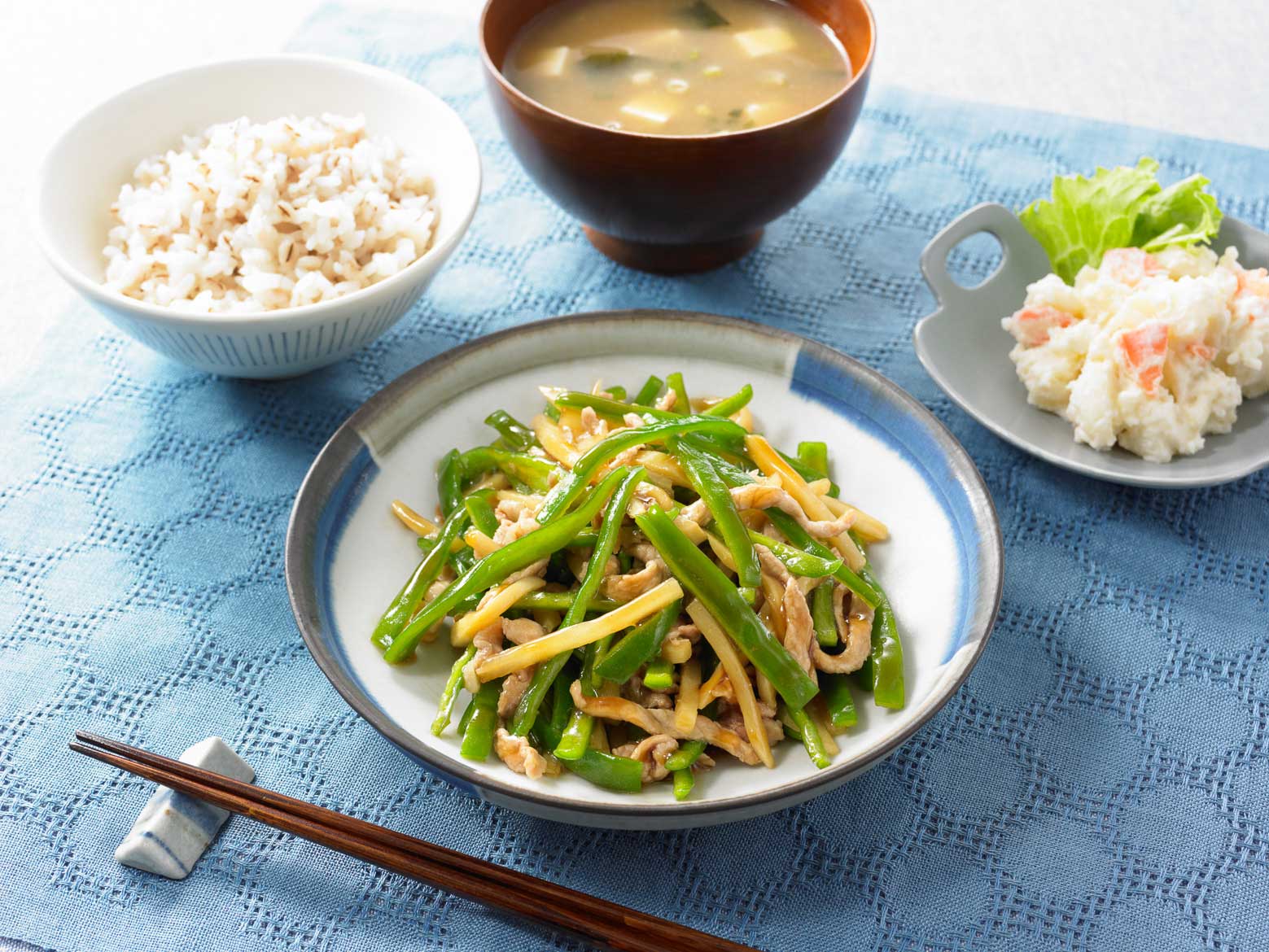 野菜を活かす青椒肉絲のソース食卓イメージ